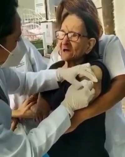 Granny gets a covid vaccine shot