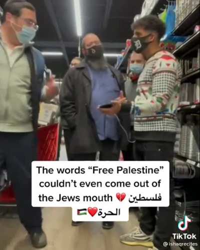 Arabic guy goes around asking Jewish Americans to say ‘free Palestine’ because... they’re Jews 🤷‍♂️