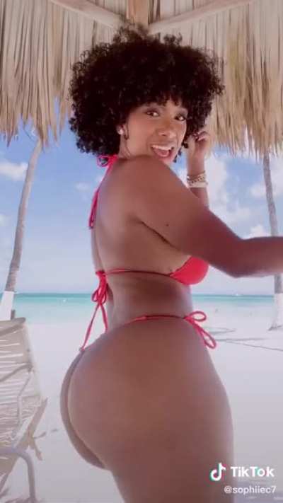 Beach baddie