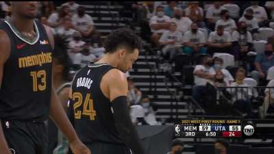 [Highlight] Dillon Brooks secretly reading what's on Joe Ingles' wristband.