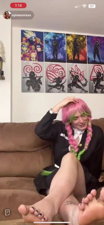 Uwu girl showing soles
