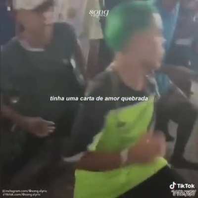 Se no meu casamento não tocar essa maravilha eu corto minhas amizades pela raiz ._.