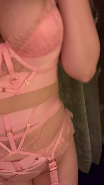 Would you fuck me in this change room? 😏