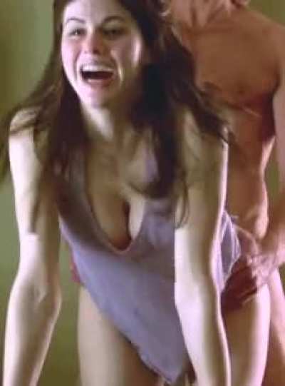 Alexandra Daddario is hot as fuck in this scene🔥🥵