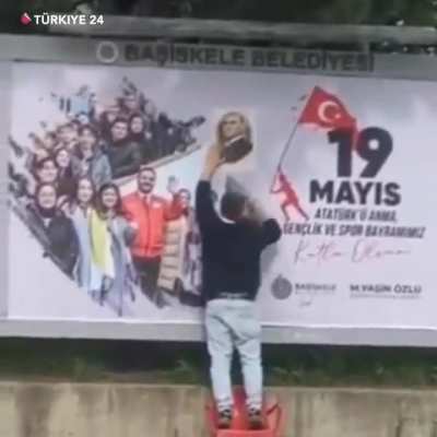Başiskele Beled<wbr>iyesi<wbr>’nin Atatü<wbr>rk’sü<wbr>z 19 Mayıs afişine bir vatandaş böyle müdahale etti.