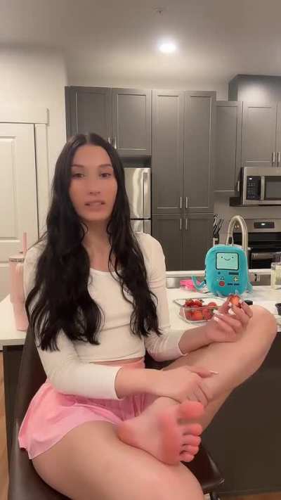 soft pink soles - @sabrinasnoww (2024-04-21)