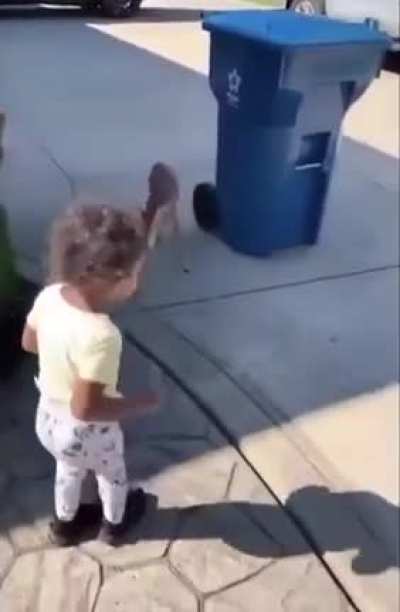 🔥 A young girl's encounter with a curious fawn 🔥