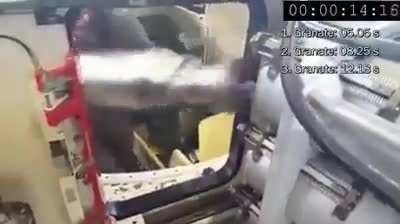 Ukrainian Soldiers train on reloading on the Leopard2. Result was 5 shells in 21 seconds - 