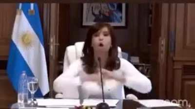 Levemente enojada