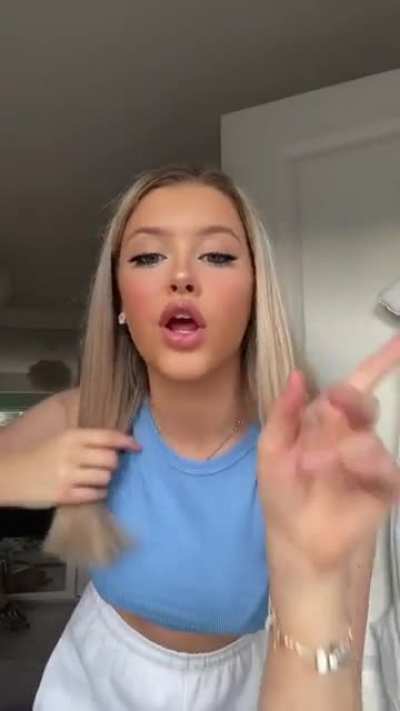 She is so hot wow, need someone to find her name