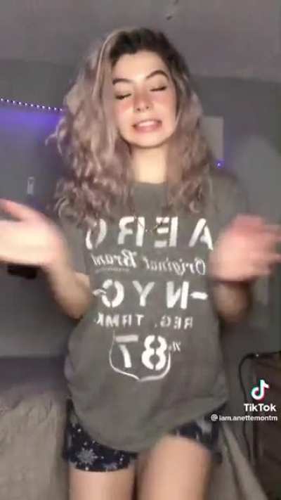 Love how she shakes her ass. 😩