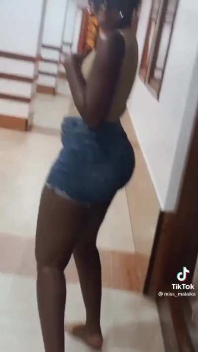 🍑 sitting nicely in them jeans