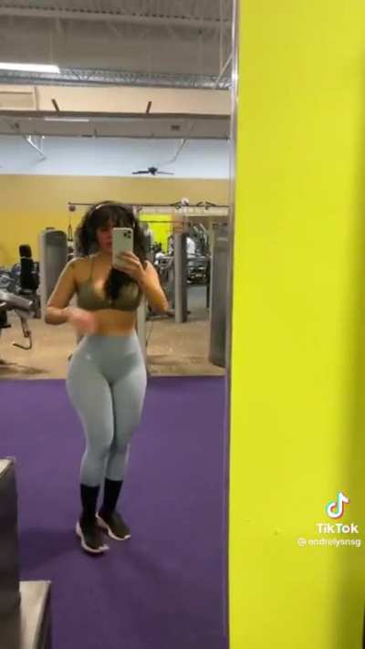 Wow! She is so THICCC! 🍑