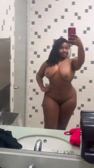 nude ebony babe... o_O