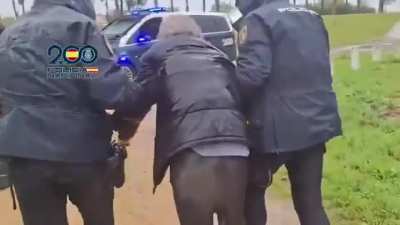 La Policía Nacional ha rescatado esta mañana, cerca de la localidad sevillana de Camas, a una persona que se encontraba desorientada y con las piernas dentro del Guadalquivir a punto de que se la llevara la corriente 😢