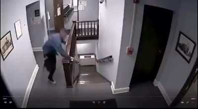 Ohio man escapes from courtroom.