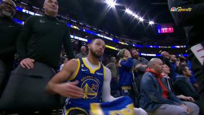[Highlight] Steph with a lil shimmy after an exclamation basket!