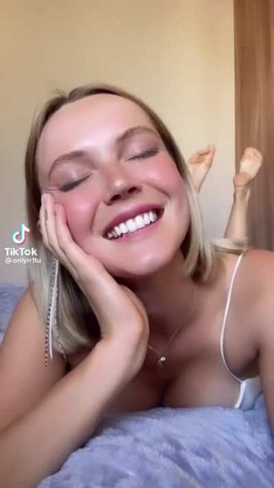 Pretty blonde pose