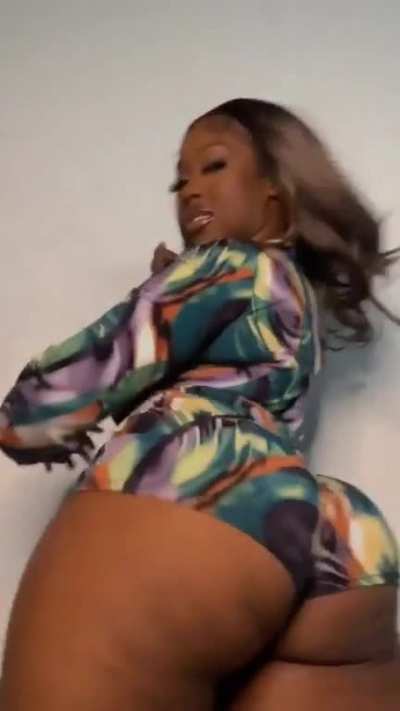 Chocolate Goddess (@__h<wbr>eadov<wbr>erhee<wbr>ls)