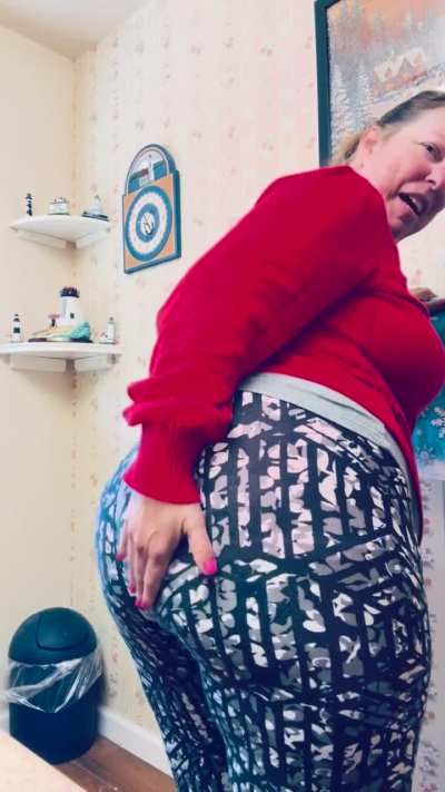 I’m imagining a college boy behind me on his knees sniffing up all Mommy’s farts. 💨 Wish it was you??