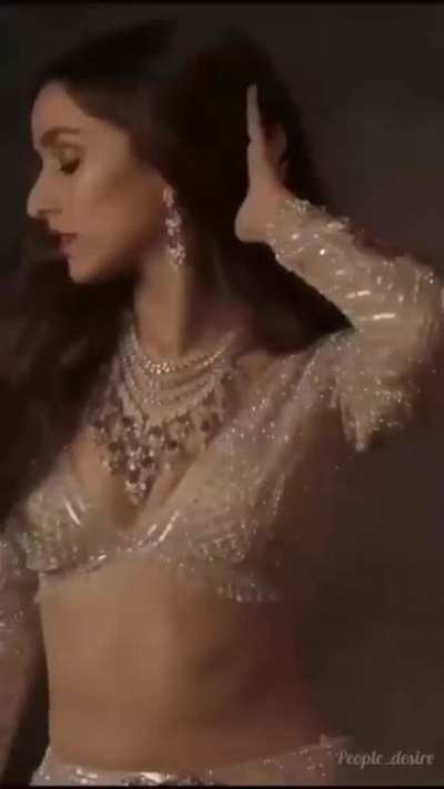 shraddha kapoor cleavage