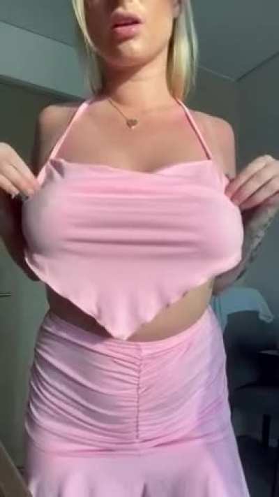 Boobs and a smile! Happy Sunday OC