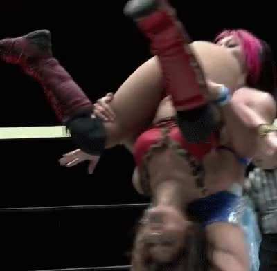 Mia exposes Ivelisse