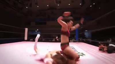 Miyu Yamashita killing Mizuki with a running knee strike