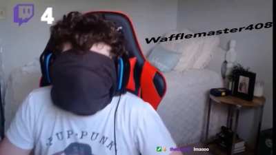 During a blindfold stream I had to listen to 3 different versions of the duck song, this is my reaction to the third duck song, but perfectly cut.