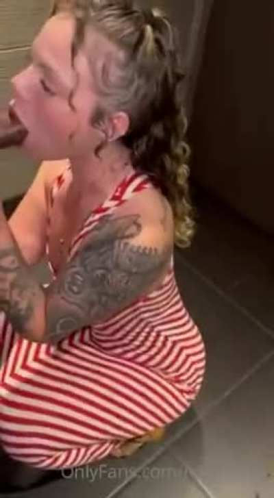 Love how she suck