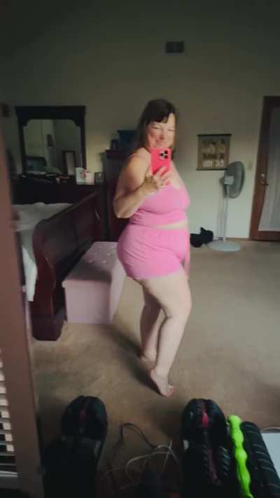 GenX Mommy Farting in Pink Shorts. Who Loves a Mature Woman Like Me??