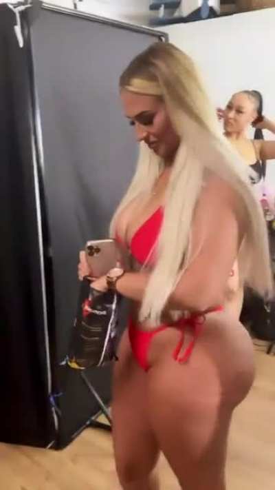 @qod.models “Shake it” 👸🏼💎 @hele<wbr>na.pr<wbr>iebex 🍑🍑😍
