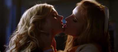bella thorne & samara weaving kissing