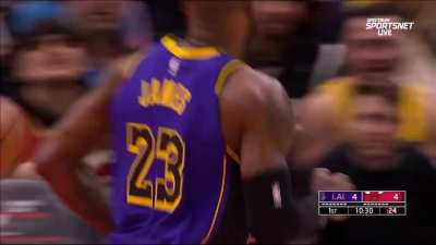 [Highlight] LeBron drives to the rim and throws down a nasty dunk