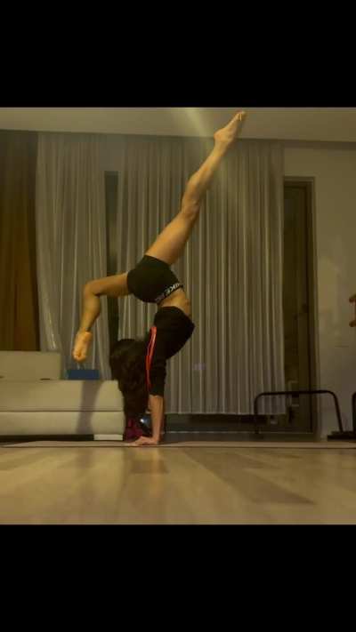 So I never really understood why I can’t do handstand 🤣 maybe it’s my lombar or extreme flexibility? I try hard to be stable but it’s seems impossible