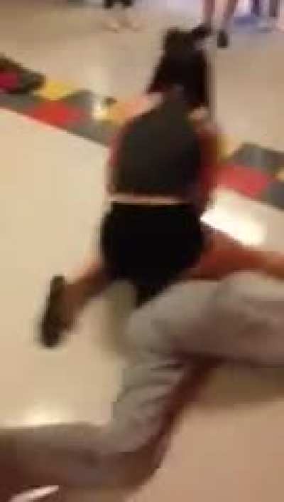 She pulled up spittin’ venom then proceeded to beat her ass 😭