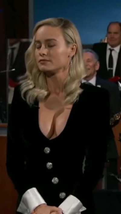 Such an iconic look for Brie Larson (Jimmy Kimmel talk show)