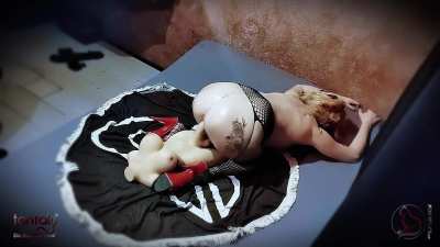 Transexual Doll Sarina Vs. Pansexual Milf Redcat