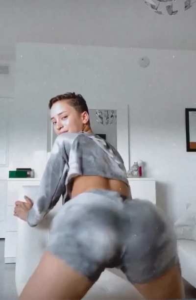 😈