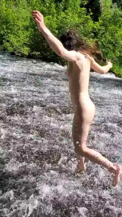 Frolicking fairy at a waterfall 🧚‍♀️💦