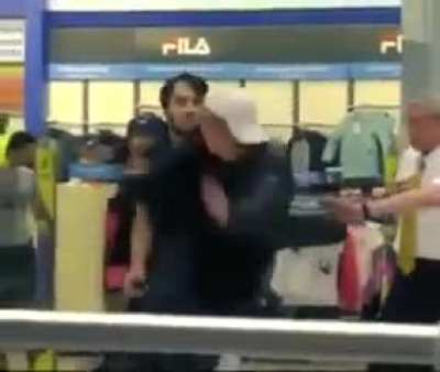 Наверняка, вы на стороне парня в кепке. Но... Этот отморозок — ютубовский блогер. Он специально создаёт конфликтные ситуации, прикидывается неуклюжим и выбирает время для удара. В этом случае он сказал работнику магазина, что хочет купить пылесос, чтобы з