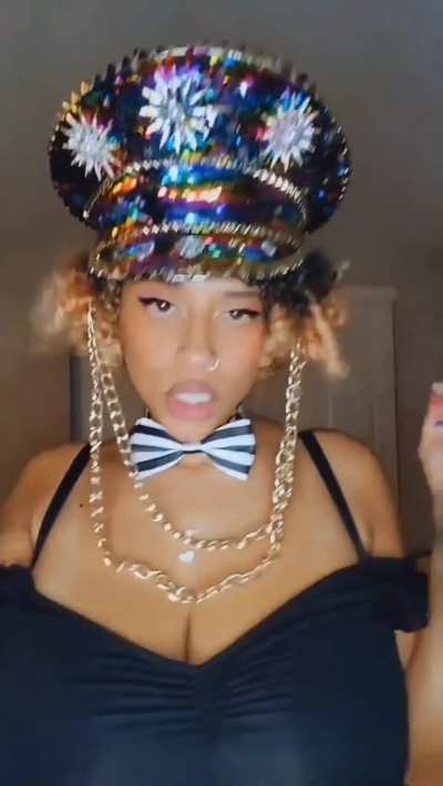 my big titty gf that looks like nicki minaj 🥵