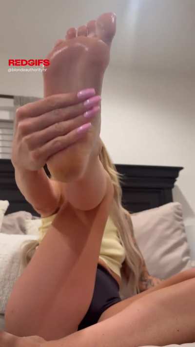 Get on your knees for these oily toes