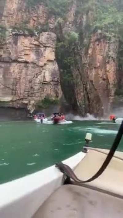 Today (jan, 2022), a massive rock crushed three boats in Capitólio, Brazil.