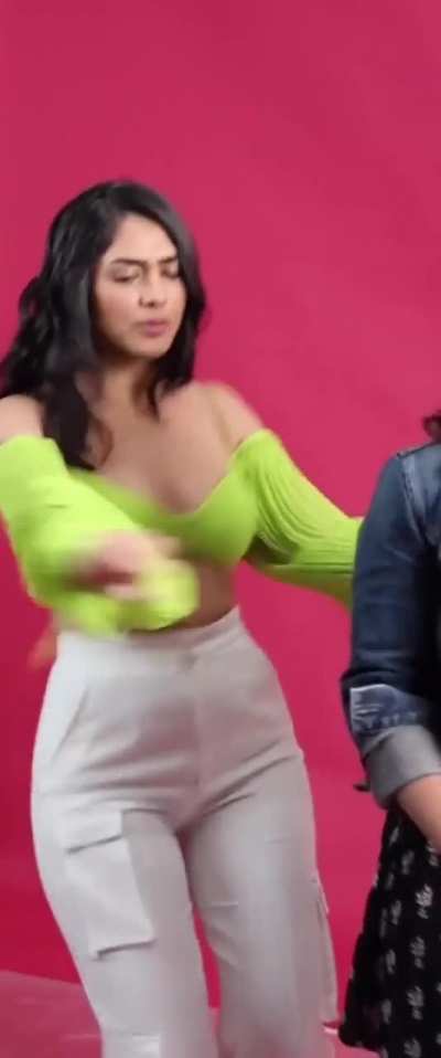 Mrunal Thakur 