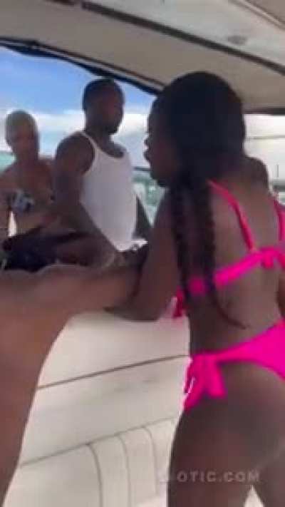 😵‍💫Wtf! She first twerks like cardi b on her and then 🥊 her like mike tyson