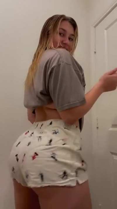Placing your hand on da ass crack while she jiggles