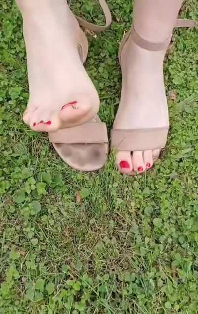 Its been a hot day, wanna suck my toes outsi<wbr>de?😈💦