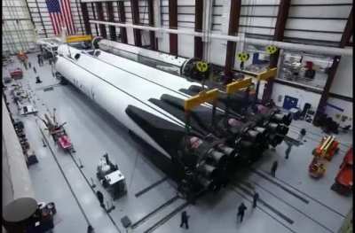 Таймлапс сборки сборки самой большой ракеты в мире на данный момент - Falcon Heavy. Видео от SpaceX