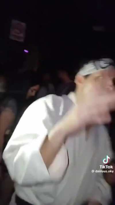 Le pagaron a un hombre idéntico al señor Miyagi para que los acompañe a una fiesta de disfrace